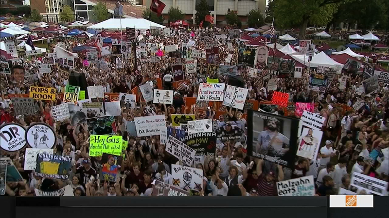 Illustration for article titled "Malzahn Eats Blue Waffles": Your College GameDay Sign Roundup
